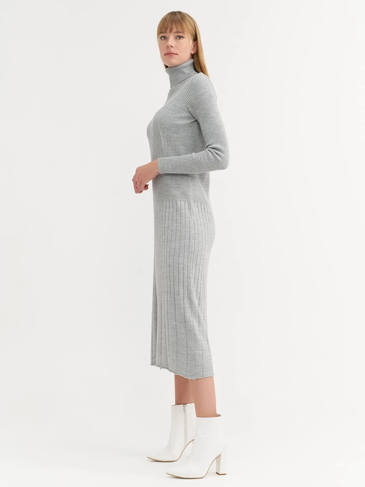 Kleid In Hellgrau 4 Kleid In Hellgrau – Bild 2