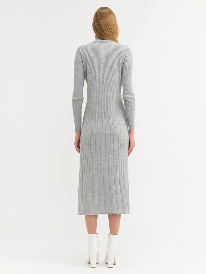 Kleid In Hellgrau 5 Kleid In Hellgrau – Bild 3