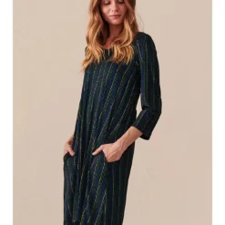 Kleid In Dunkelblau/ Bunt