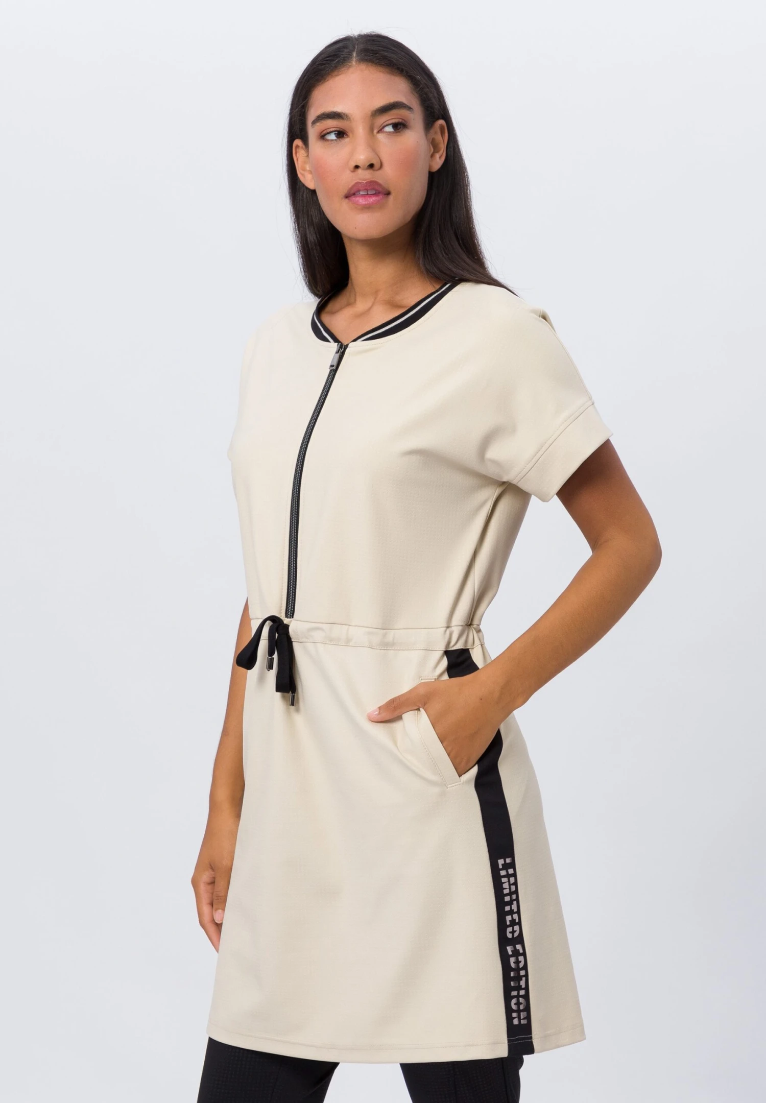 Kleid SUNSET VIBES In Almond 4 Kleid SUNSET VIBES In Almond – Bild 2