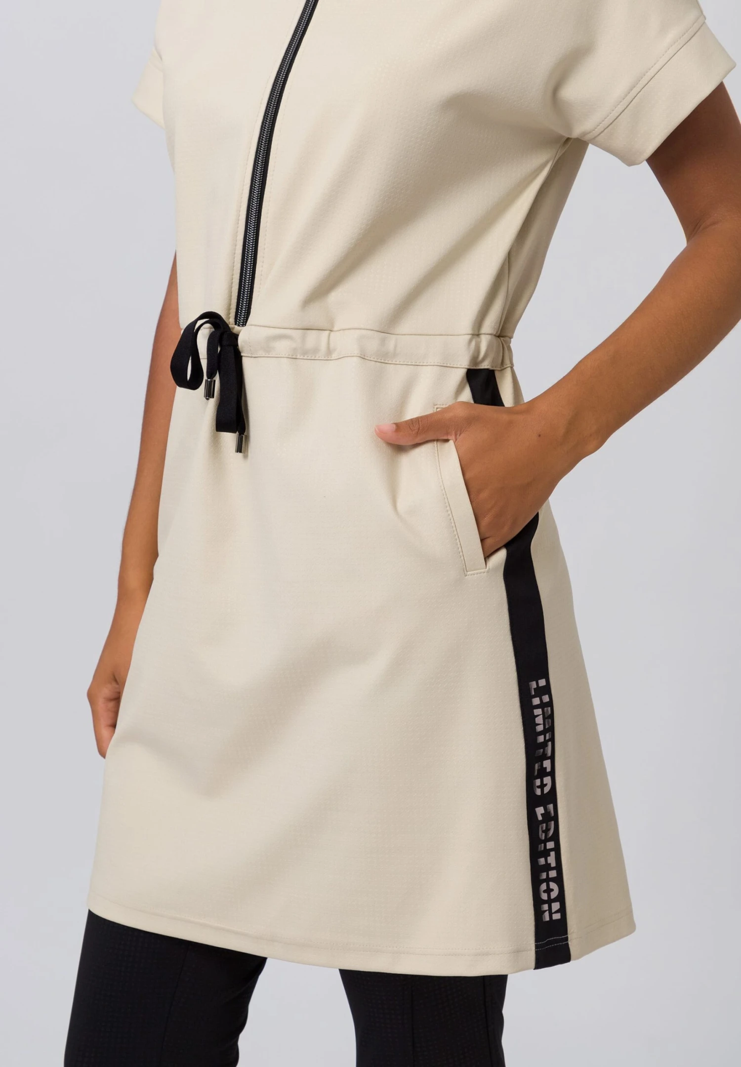 Kleid SUNSET VIBES In Almond 7 Kleid SUNSET VIBES In Almond – Bild 5